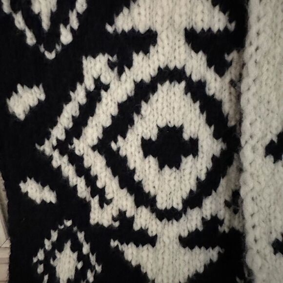 J.Crew reversible black and white heavy knit scarf w aztec pattern NWOT - Picture 3 of 7